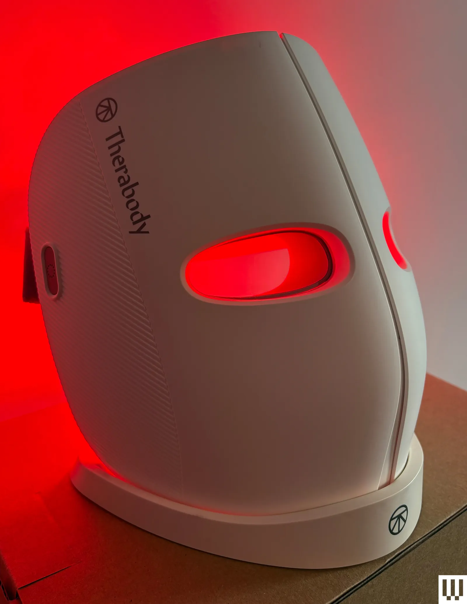 Red light therapy mask at Oráculo recovery suite